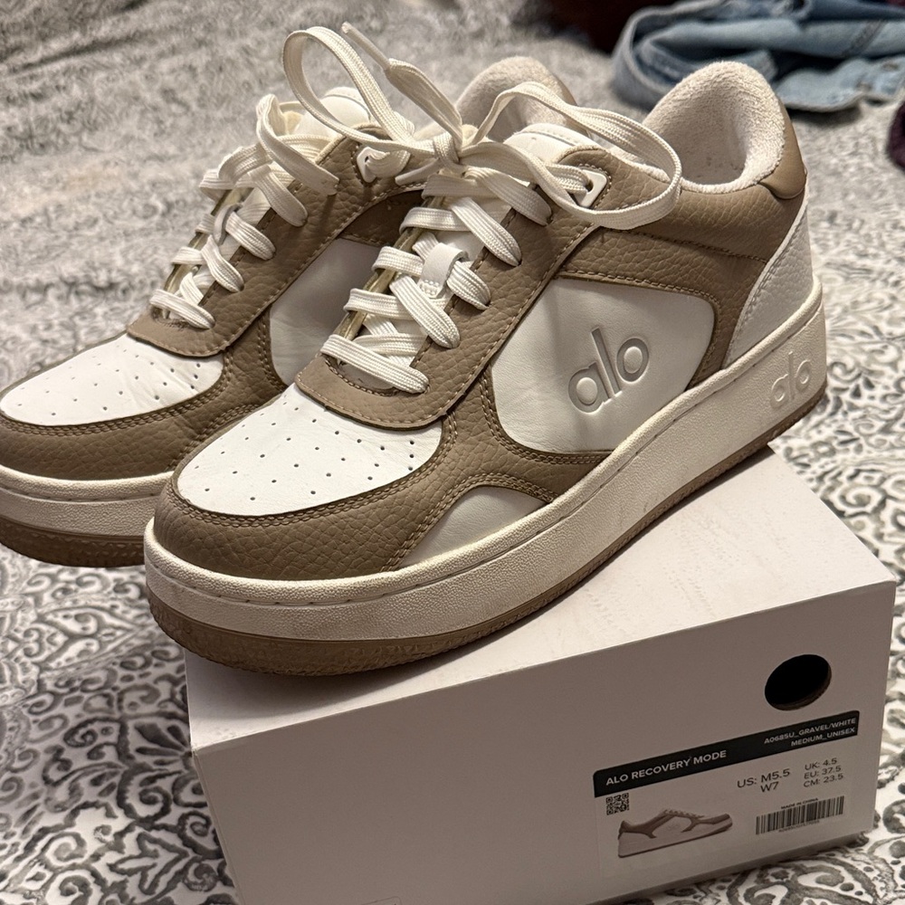 ALO Yoga Women's Cream and Brown Sneakers